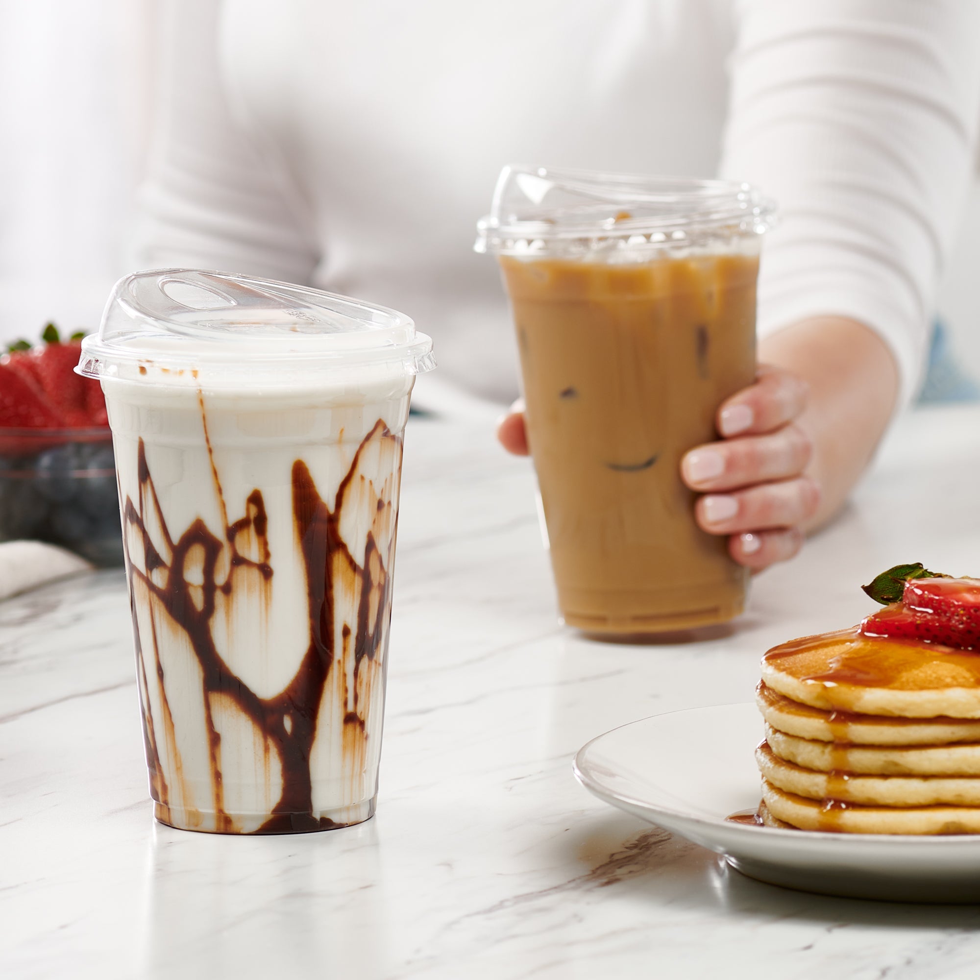 20 oz. Crystal Clear Plastic Cups With Strawless Sip-Lids - Comfy Package