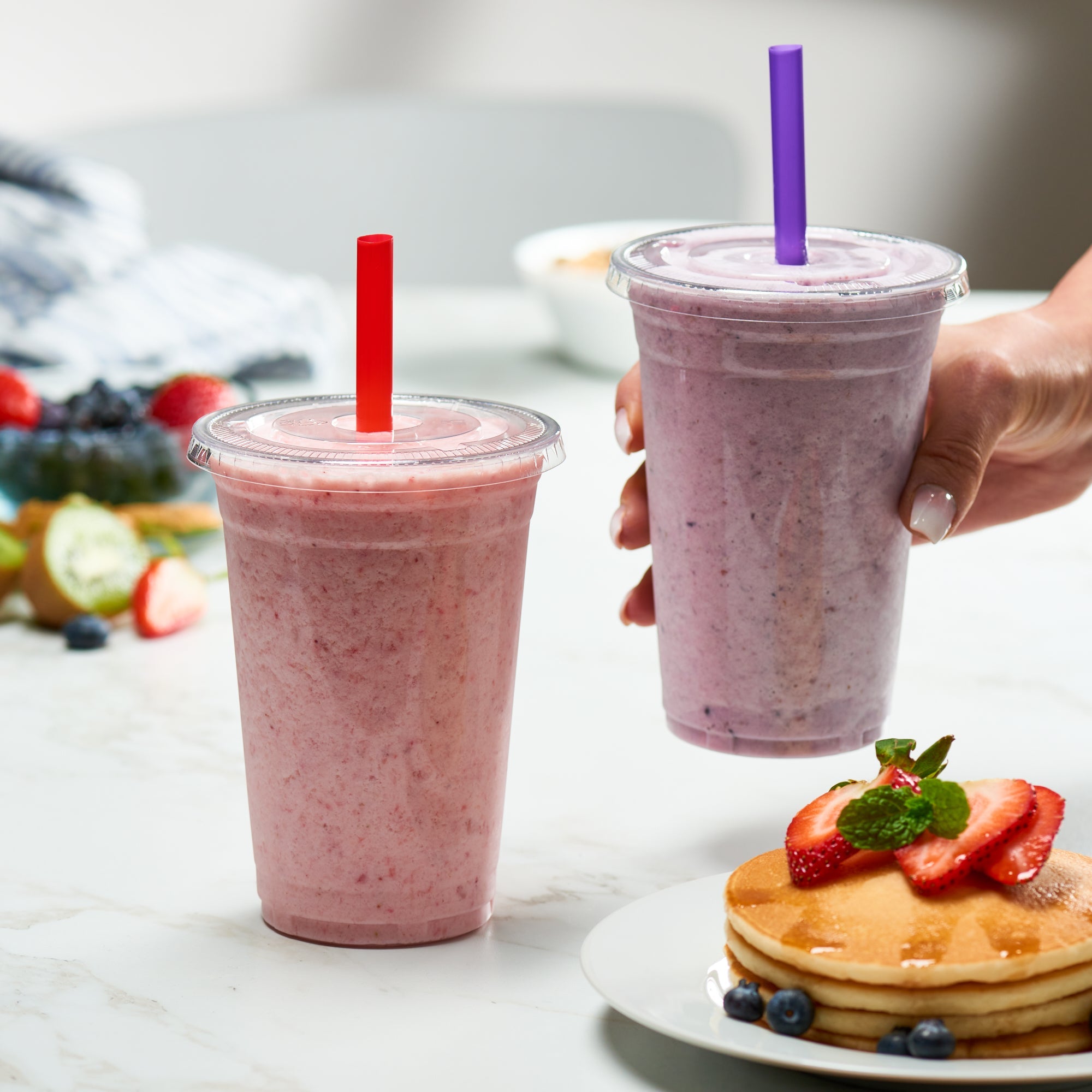 20 oz. Crystal Clear Plastic Cups With Flat Lids & Colored Straws - Comfy Package