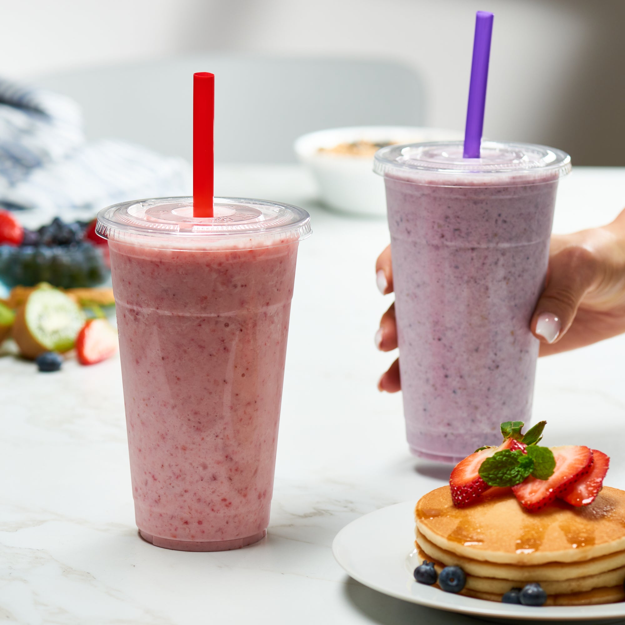 24 oz. Crystal Clear Plastic Cups With Flat Lids & Colored Straws - Comfy Package