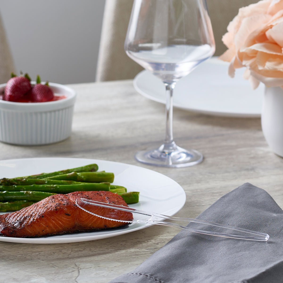 Heavyweight Disposable Basic Plastic Knives - Clear - Comfy Package