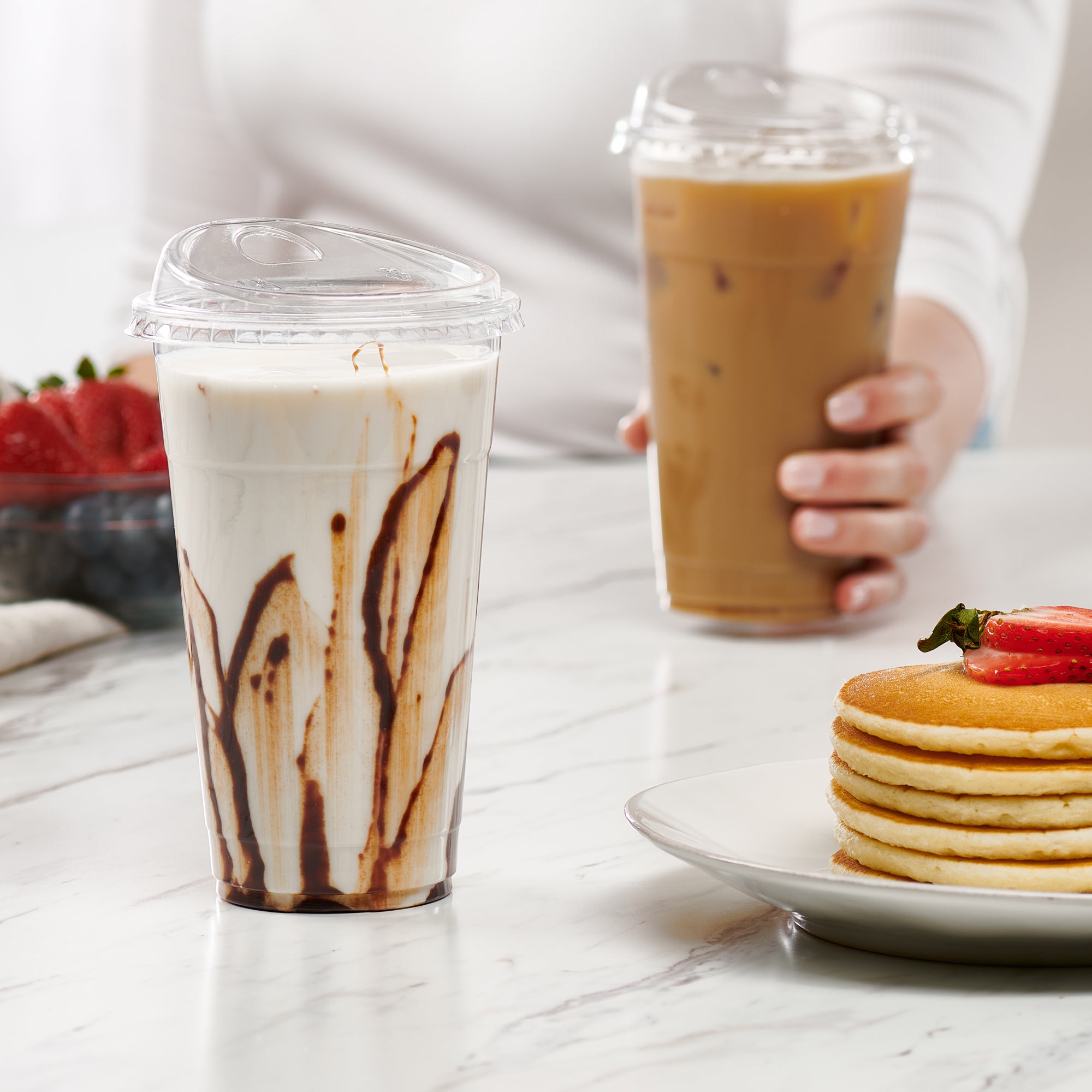 24 oz. Crystal Clear Plastic Cups With Strawless Sip-Lids - Comfy Package