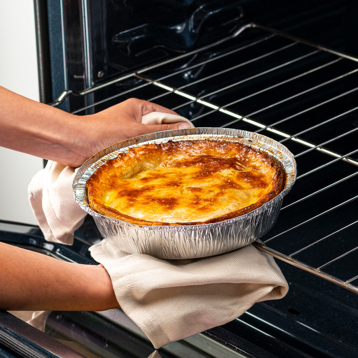 [Case of 400] 9 Inch Disposable Round Aluminum Foil Pans with Clear Plastic Dome Lids, Great For Baking, Cooking, Storage, and Reheating