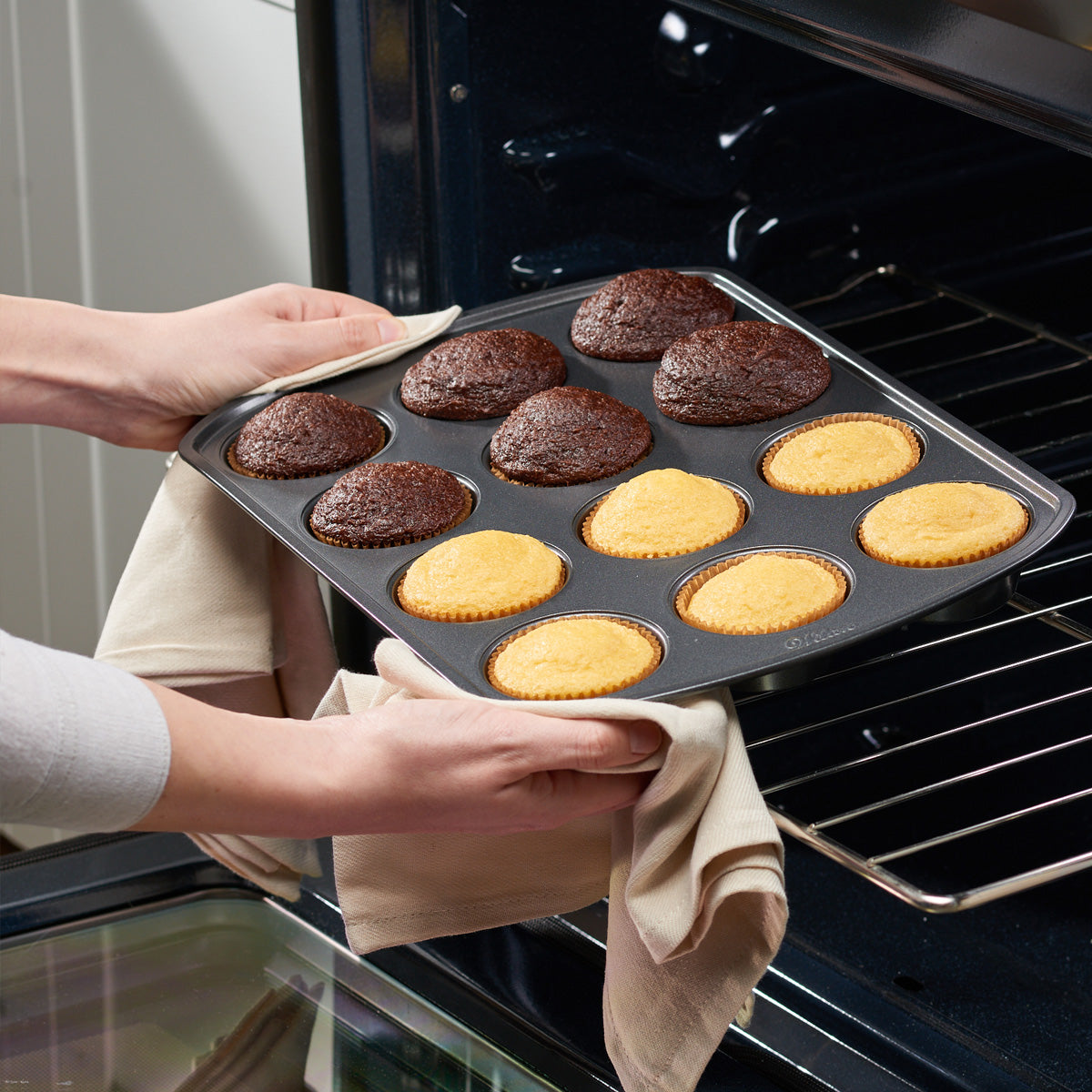 Standard Size Kraft Cupcake Liners, Food Grade & Grease-Proof, Baking Cups